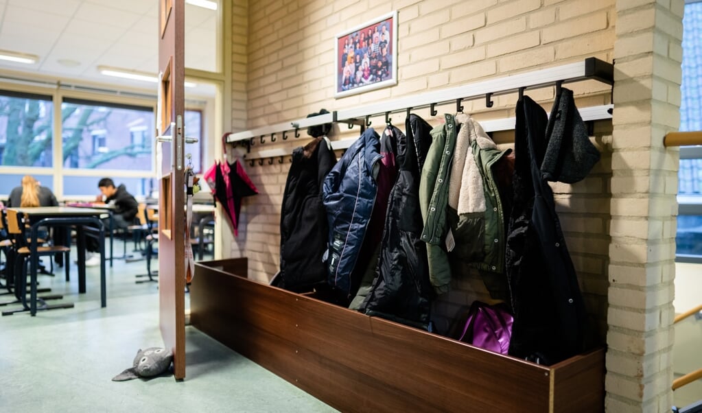 Ook tijdens deze lockdown zijn basisscholen open. Onder meer voor opvang van kinderen die ouders hebben met een cruciaal beroep. (beeld anp / Bart Maat)