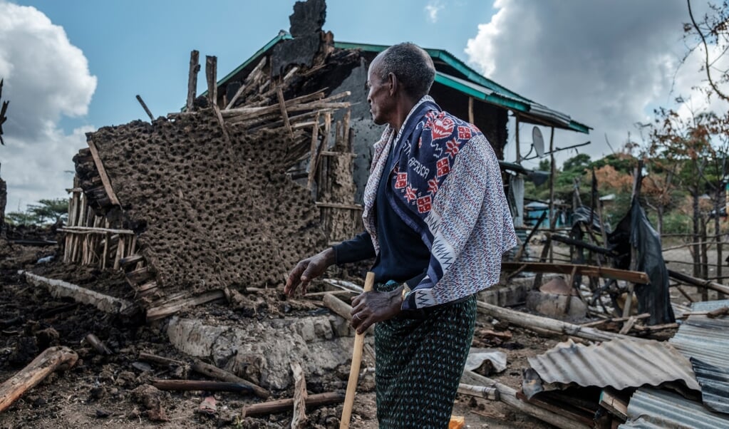 In Tigray zijn de gevolgen van de oorlog duidelijk zichtbaar, zoals hier in Bisober waar een man zijn verwoeste huis bekijkt. (beeld Eduardo Soteras Jalil)
