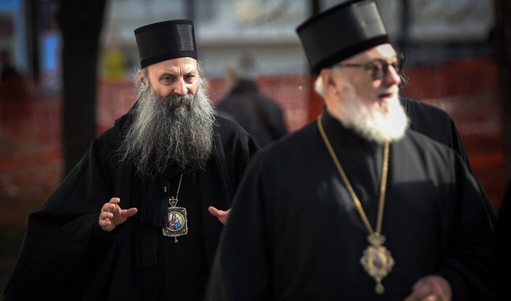 Bisschop Porfirije (l) is gekozen tot nieuwe leider van de Servische Orthodoxe Kerk. (beeld afp / Olivr Bunic)