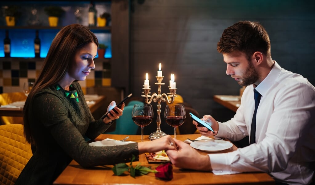 Af en toe een flirterig appje sturen naar je geliefde kan geen kwaad voor de romantiek. (beeld istock)