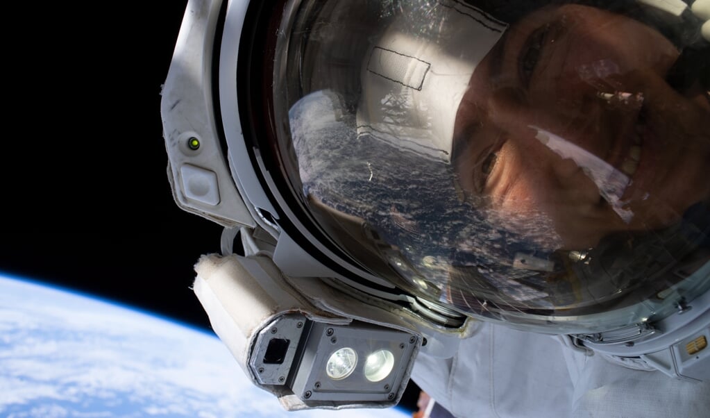 Een 'ruimte-selfie' van NASA-astronaut Christina Koch in 2019. ESA wil met de nieuwe selectie het aantal vrouwen in de ruimte verhogen. (beeld epa / nasa)