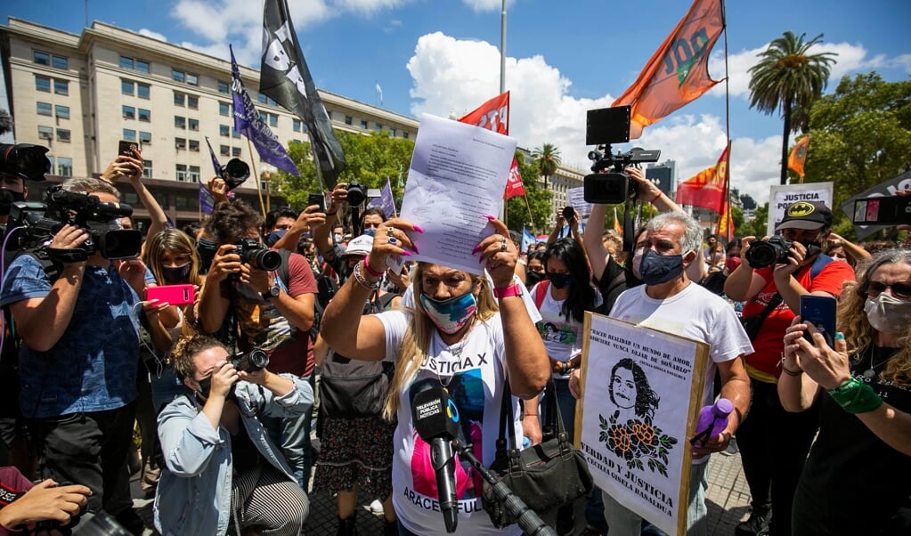 Argentijnse vrouwen lezen tijdens een demonstratie tegen gendergerelateerd geweld de namen voor van de tientallen vrouwen die dit jaar zijn vermoord. (beeld epa / Demian Alday Estãvez)