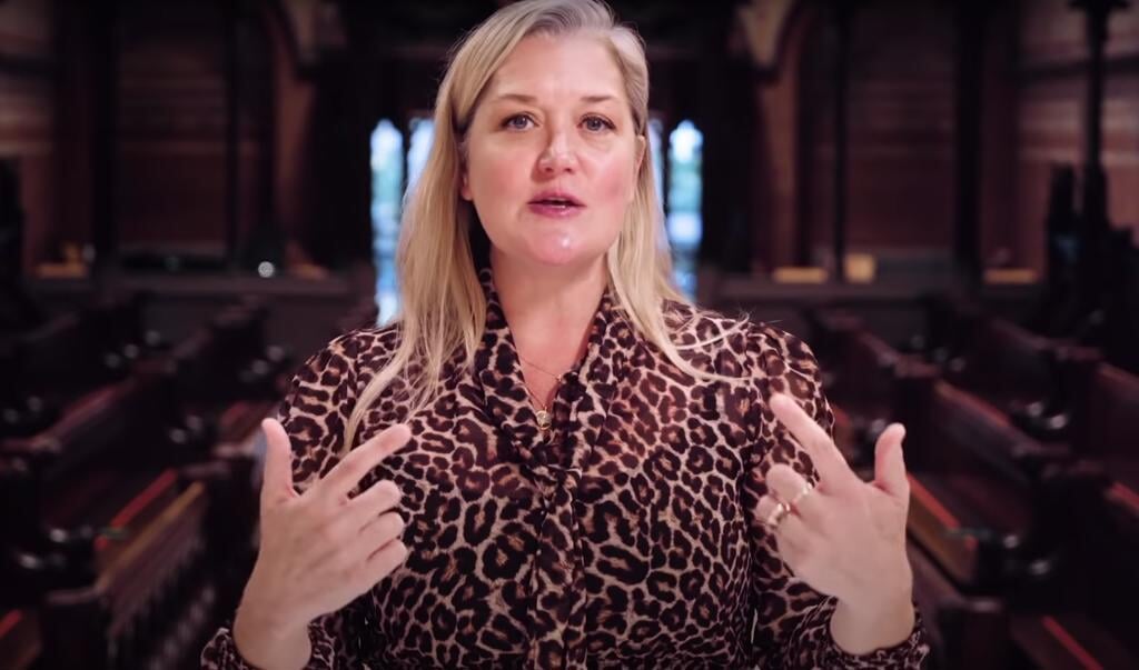 Net als haar vader, preekt en schrijft Shauna Niequist. Hier gaat ze voor in een dienst van Good Shepherd New York. (beeld Youtube )