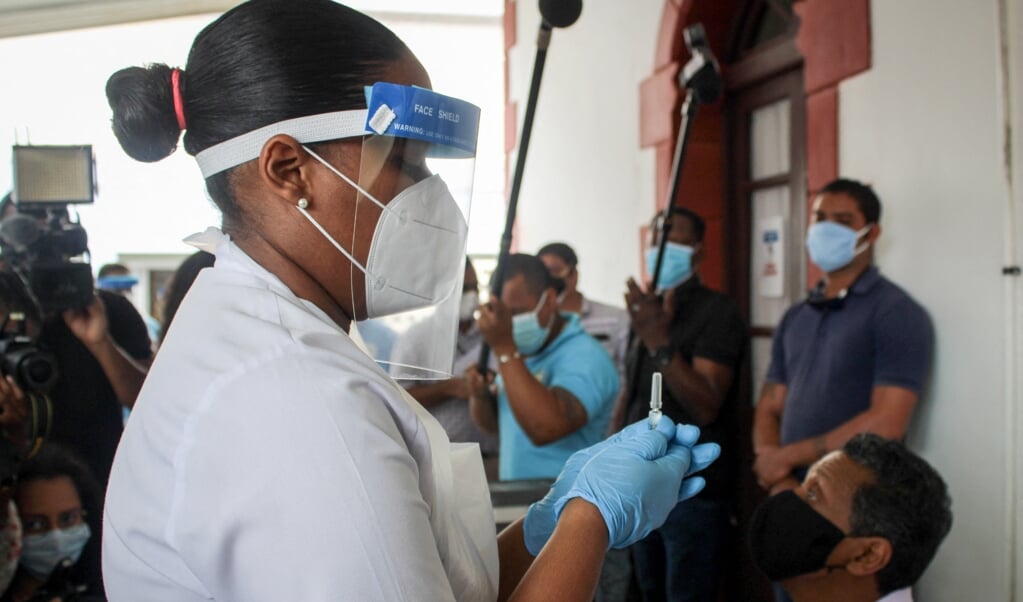 In Victoria, de hoofdstad van de Seychellen, krijgen inwoners een vaccinatie die is geproduceerd door Sinopharm. (beeld afp / Rassin Vannier)
