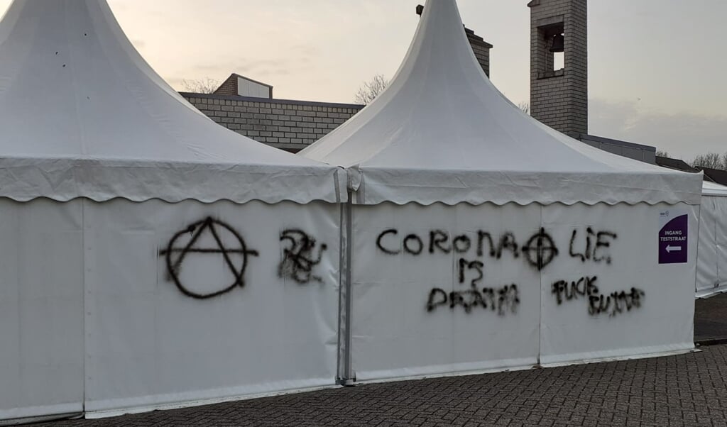Bekladdingen op de GGD-tent bij de coronatestlocatie in de Immanuelkerk in Bunschoten. (beeld Immanuelkerk)