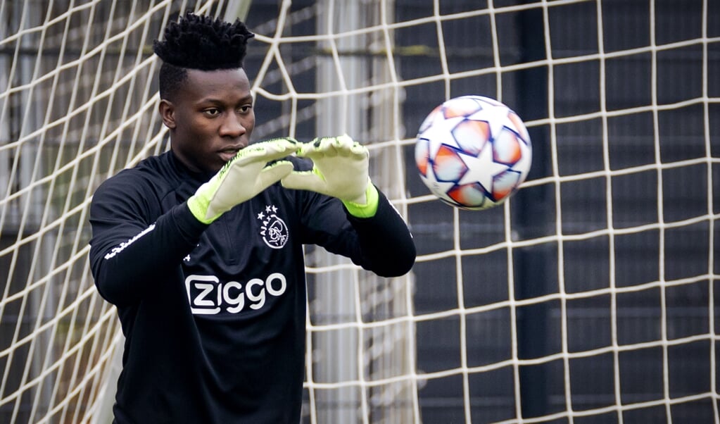 Ajax-keeper André Onana wordt voor een jaar geschorst. Bij een test werd furosemide in zijn bloed gevonden. (beeld anp / Robin van Lonkhuijsen)