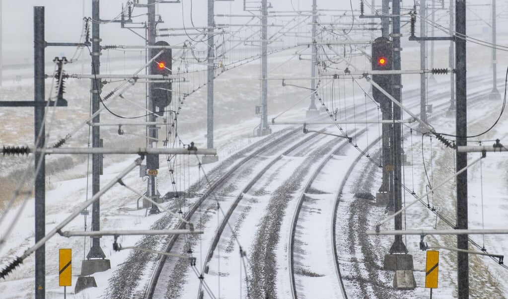 Sneeuw op de Hanzespoorlijn met de seinen op rood. 'De angst voor dingen die kunnen misgaan, is gegroeid.’ (beeld anp / Vincent Jannink)