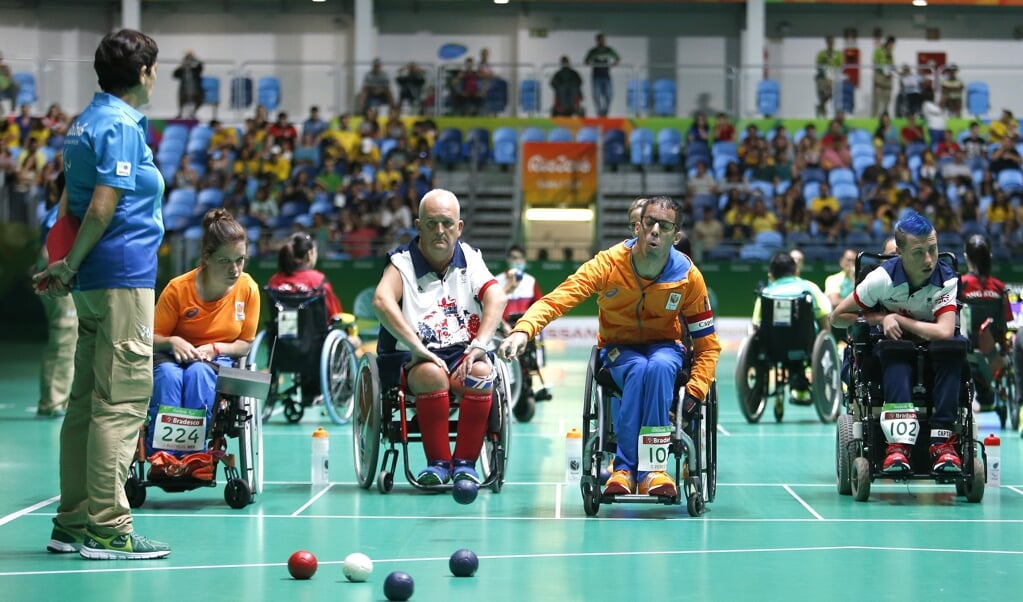 Daniel Perez (tweede van rechts) tijdens een wedstrijd boccia tegen Engeland op de Paralympische Spelen in 2016. (beeld anp / Henk Jan Dijks)