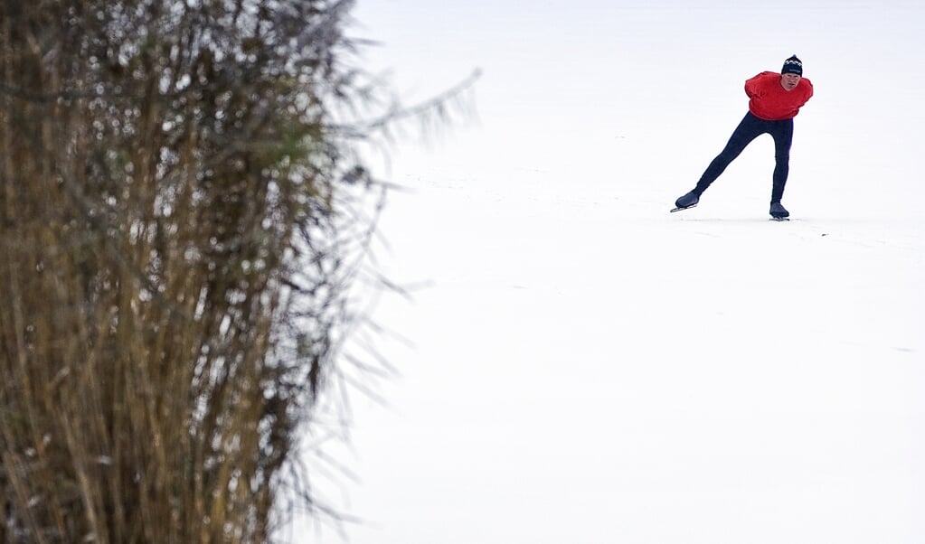 Een eenzame schaatser op de Oostvaardersplassen in december van vorig jaar. (beeld anp / Sander Koning)