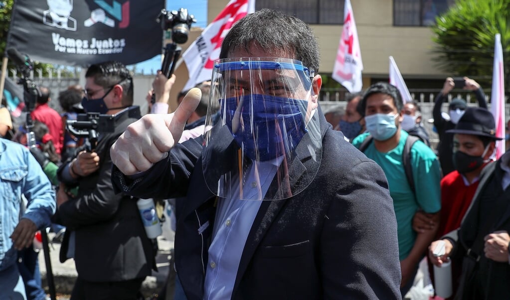 De linkse populist Andres Arauz, momenteel de grootste kanshebber op de titel van president van Ecuador, heeft aan armen een corona-uitkering beloofd. (beeld epa / Jose Jacome)
