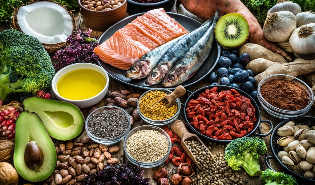 Omega 3-vetzuren zitten in vette vis, maar ook in noten, sommige plantaardige olie en in groente en fruit. (beeld istock)