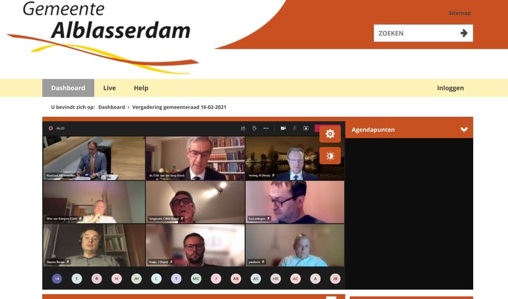 Dominee Van der Tang spreekt de gemeenteraad van Alblasserdam toe, die dinsdagavond digitaal bijeen kwam. (beeld nd)