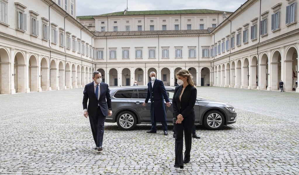 Mario Draghi (links) arriveert bij het Quirinaalpaleis voor een ontmoeting met de Italiaanse president Sergio Mattarella. (beeld epa / Francesco Ammendola)