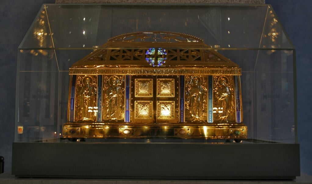Schrijn met de relieken van de heilige Hildegard van Bingen in de parochiekerk van Eibingen. (beeld wikipedia)