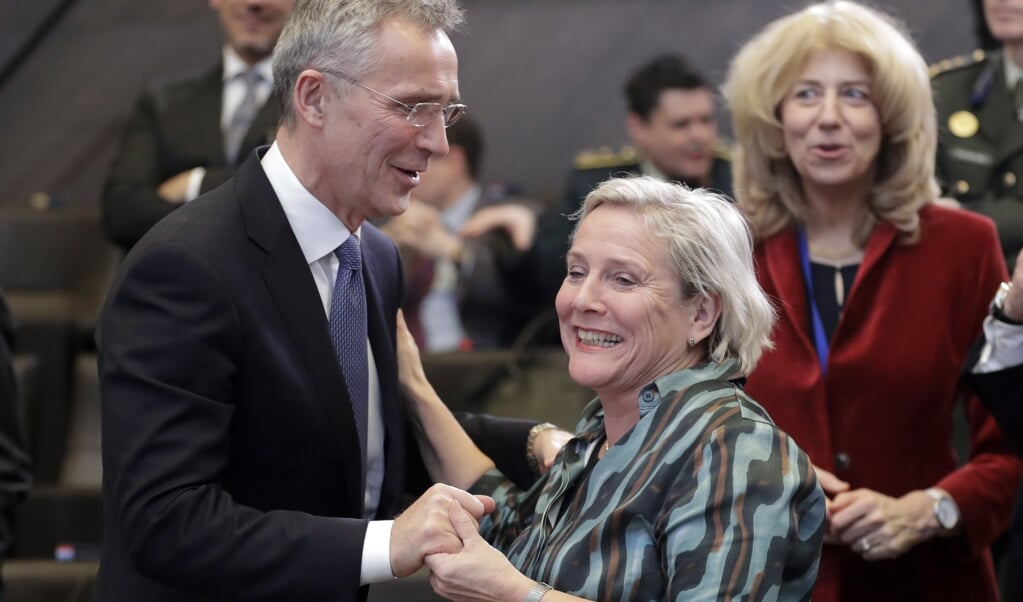 NAVO-secretaris-generaal Jens Stoltenberg en minister Ank Bijleveld van Defensie bij een vergadering in februari 2020. (beeld epa / Olivier Hoslet)