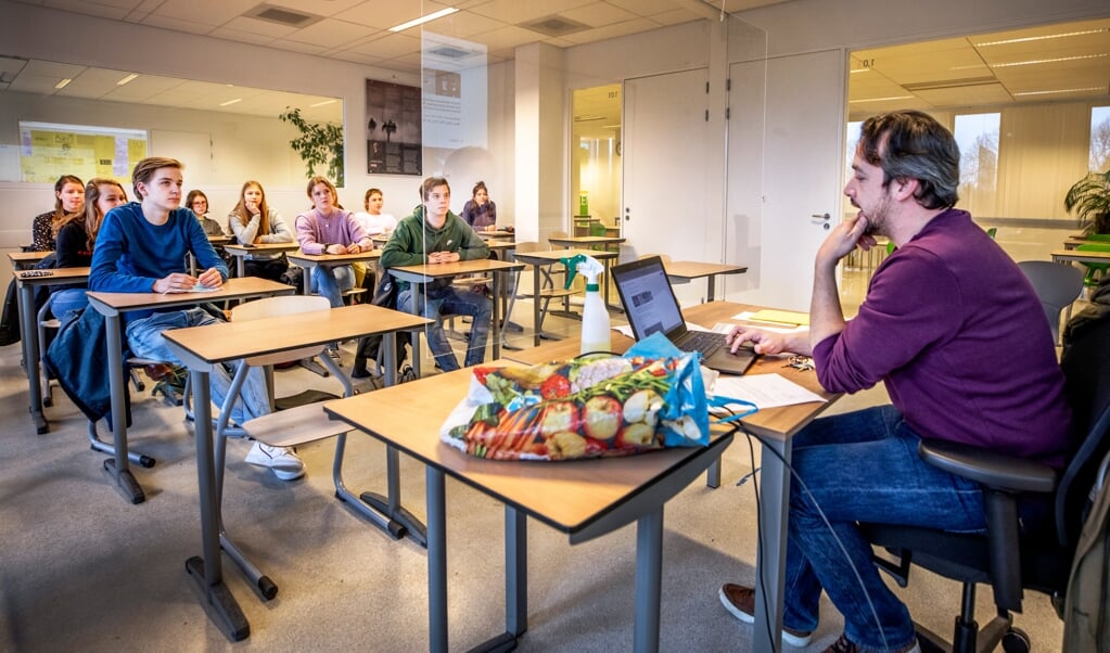 Docent Engels Maarten Dijkhuizen geeft les aan de vwo-examenklas van het Gerrit Rietveld College in Utrecht. (beeld Raymond Rutting)