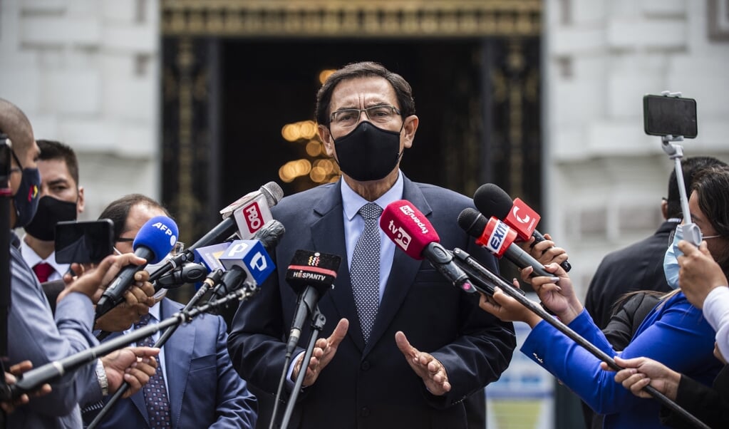 De Peruaanse oud-president Martín Vizcarra beweerde dat hij als proefpersoon had meegedaan aan het Sinopharm-onderzoek, maar de verantwoordelijke universiteit liet weten dat de ex-president niet voorkwam in het deelnemersbestand. (beeld afp / Ernesto Benavides)