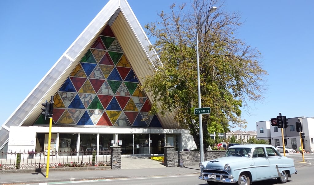Van voren ziet het gebouw eruit als een willekeurige kerk in een mooie nieuwbouwwijk. (beeld Marius Bremmer)