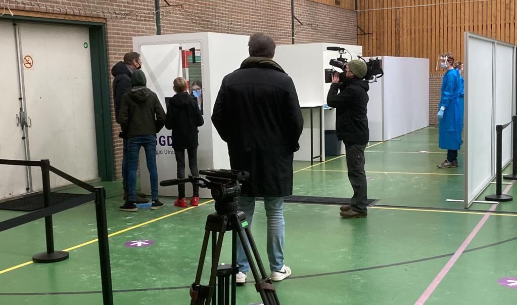 Afgelopen week kwam een cameraploeg van EenVandaag een kijkje nemen bij het testen in Sporthal de Toekomst. (beeld Sjaak van de Groep)