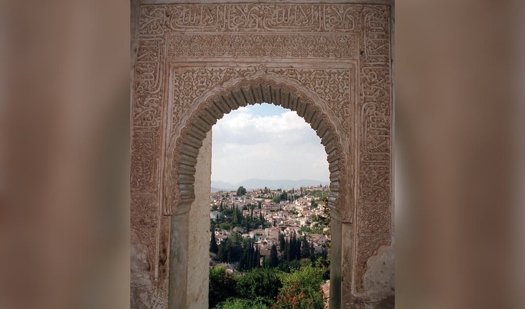 De Spaanse stad Granada gezien vanuit het Alhambra-paleis uit de tijd dat Andalusië een voornamelijk islamitische cultuur kende. (beeld afp / Dominique Faget)