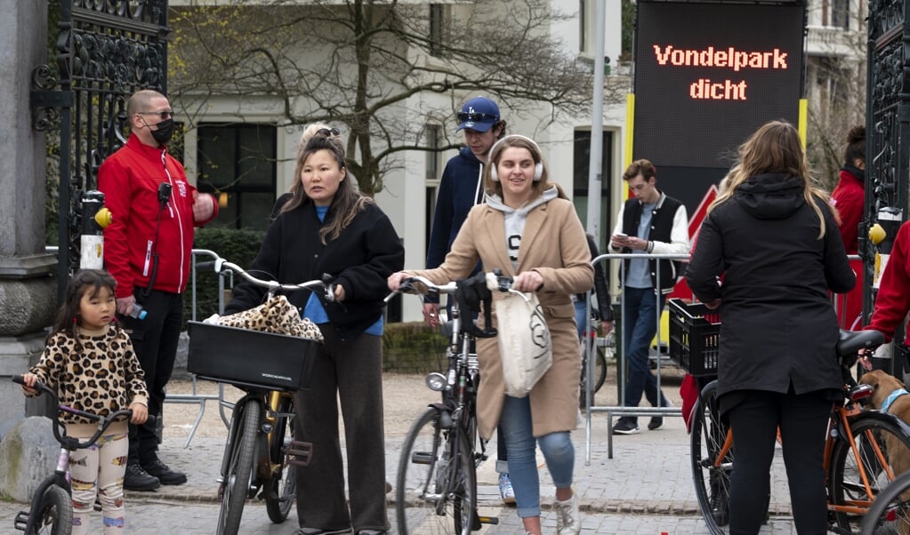 De gemeente Amsterdam sloot gisteren opnieuw het Vondelpark, omdat het er te druk was. (beeld anp / Evert Elzinga)