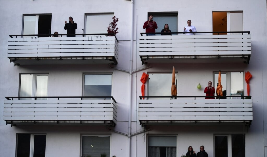 Corona leidt tot het zoeken van alternatieve vormen voor onderling contact: een concert voor flatbewoners in Dortmund, Duitsland. (beeld afp / Ina Fassbender)