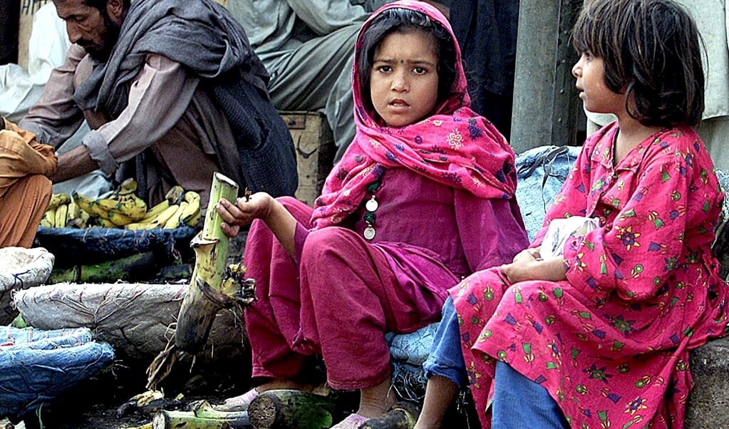 Pakistaanse meisjes op een groentemarkt. Jaarlijks worden er in Pakistan duizend meisjes en vrouwen ontvoerd, verkracht en gedwongen te trouwen met de dader. (beeld epa Photo Afp/marwan Naamani)