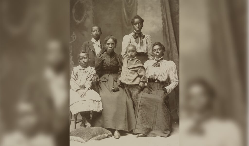 Een foto van de gezinsleden van de familie Baker die de lynchpartij overleefden. (beeld library of congress / J.E. Purdy & co)