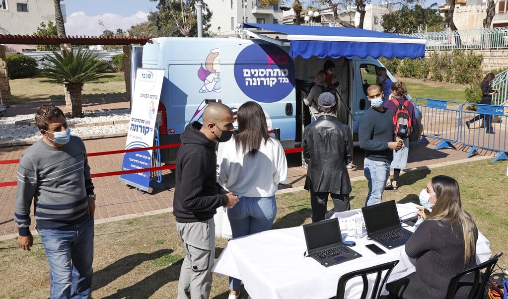 Israëli's worden massaal gevaccineerd. Daardoor kunnen zij naar Griekenland en Cyprus op vakantie. (beeld afp / Jack Guez)