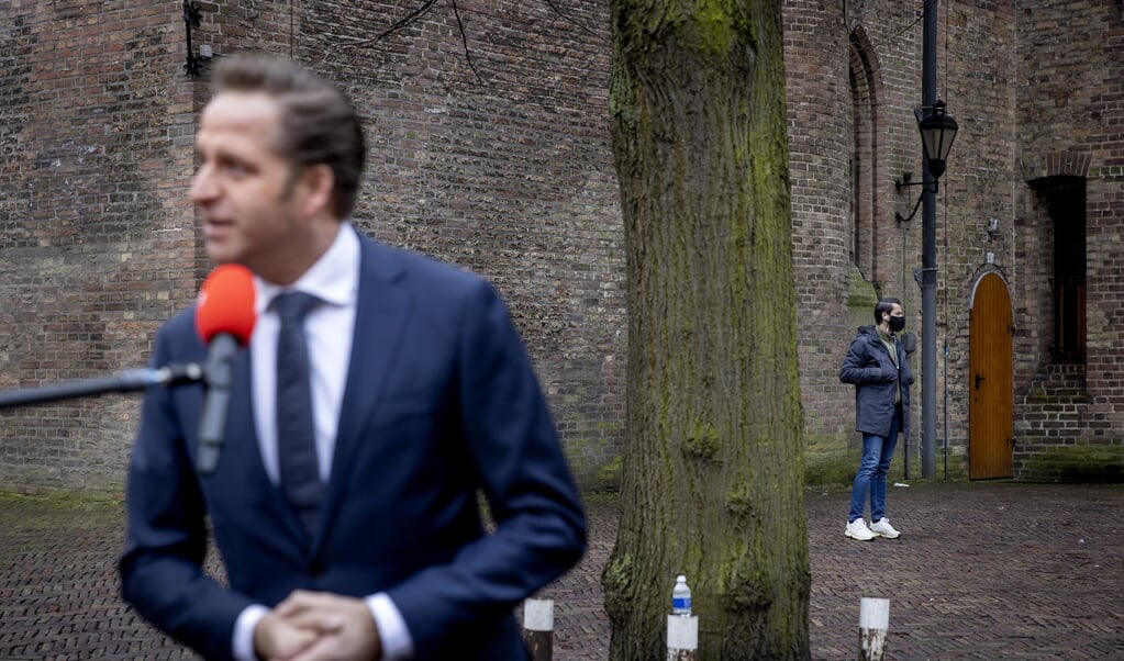 DEN HAAG - Hugo de Jonge, demissionair minister van Volksgezondheid, Welzijn en Sport komt aan op het Binnenhof voor de wekelijkse ministerraad. (beeld anp / Koen van Weel)