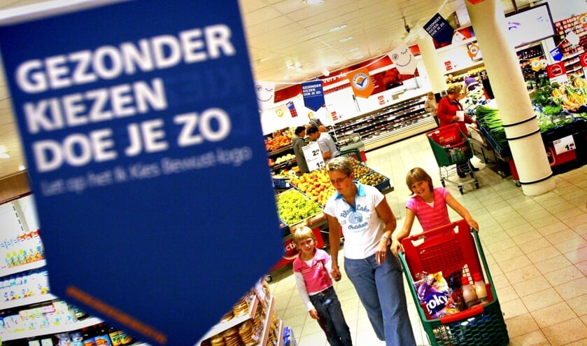 Het Ik kies bewust-logo moet de consument al stimuleren een gezondere keuze te maken bij het boodschappen doen. (beeld anp / Rob Voss)
