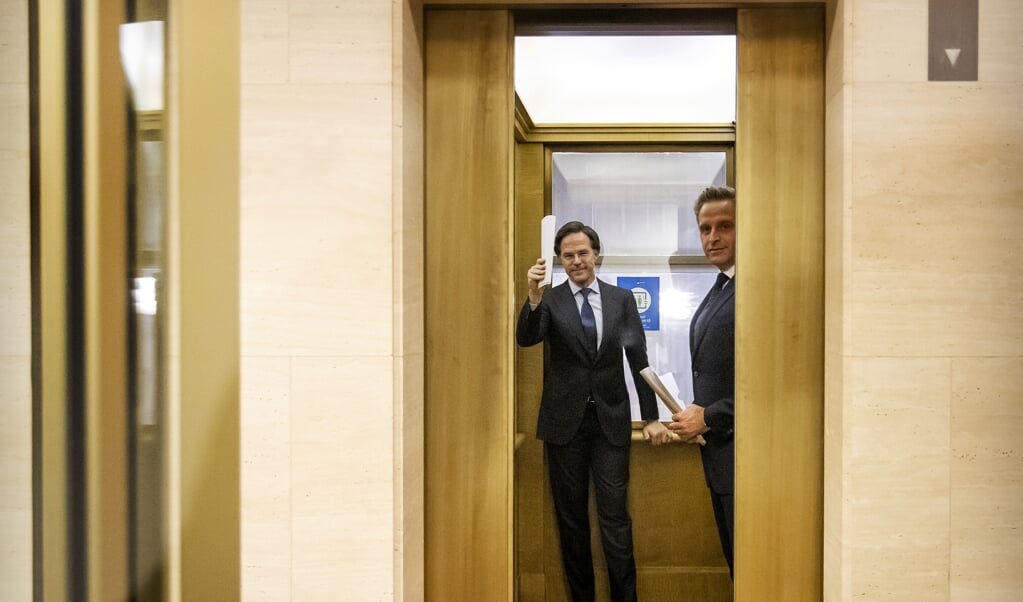 Demissionaire ministers Mark Rutte en Hugo de Jonge na de persconferentie over het coronavirus. (beeld anp / Sem van der Wal)