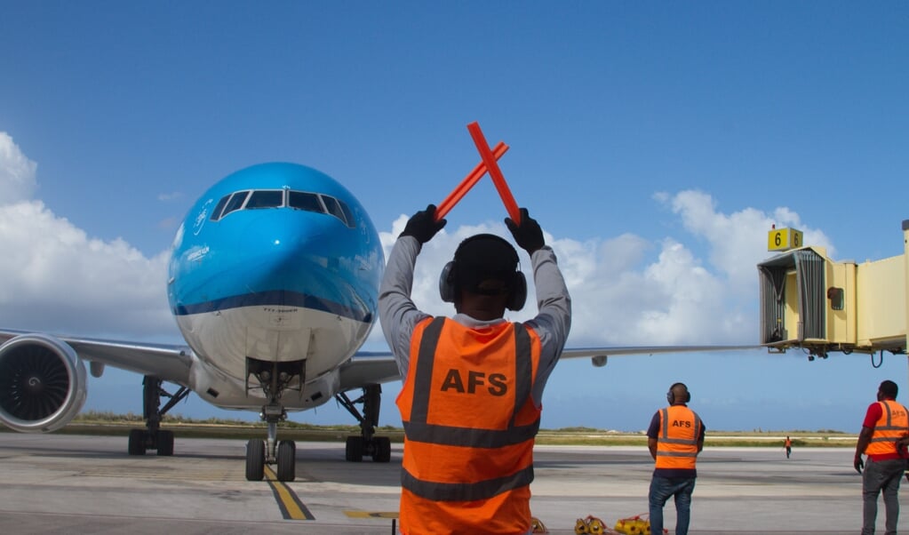 Een vlucht van KLM met de eerste vaccins voor Curacao komt aan in Willemstad. De luchtvaartmaatschappij hoopt dat de vraag naar tickets zal toenemen omdat steeds meer mensen worden gevaccineerd. (beeld anp / Prince Victor)