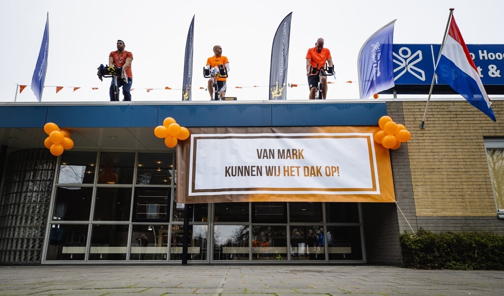 Deelnemers tijdens een les op het dak van een sportschool. Diverse sportschoolhouders boden zaterdag sportlessen aan als protestactie waarmee de branche hoopt het kabinet ertoe te bewegen sportscholen weer open te laten gaan. (beeld anp / sem van der wal)