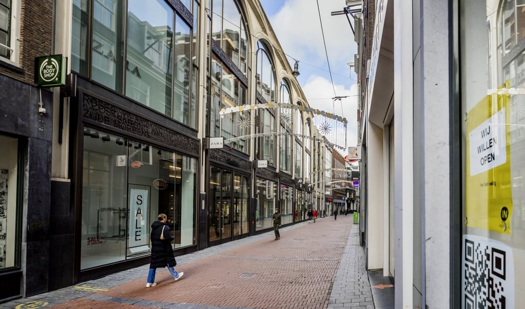 Een lege winkelstraat in het centrum van Amsterdam. Vanaf 2 maart mogen klanten ook op afspraak winkelen. (beeld anp / Remko de Waal)