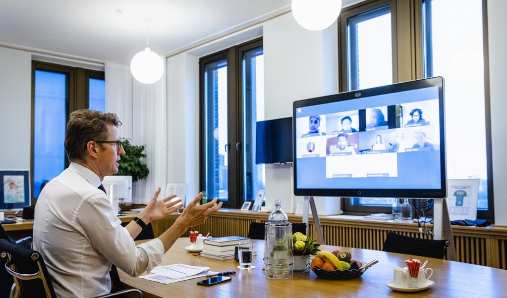 Sander Dekker, demissionair minister voor Rechtsbescherming, praat online met belangengroepen over het opschorten van interlandelijke adoptie. (beeld anp / Sem van der Wal)