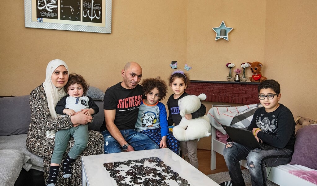 De familie El Adel, zes mensen in een kleine sociale huurwoning met achterstallig onderhoud. De kinderen slapen s'nachts op de bank. (beeld Guus Dubbelman / vk)