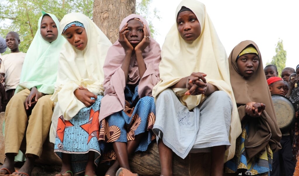 Aan ontvoering door gewapende mannen ontsnapte scholieren wachten bij hun school op hun ouders bij de Jangebe Government Girls Secondary School in Zamfara. (beeld epa / str)