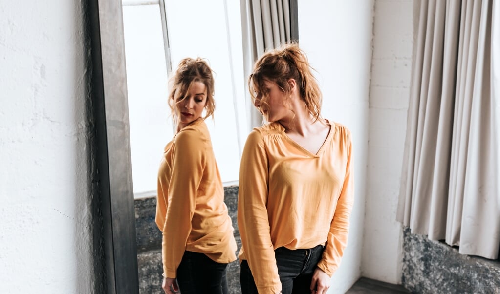 ‘Tijdens het opgroeien voelen vrouwen veel extra druk als het gaat om hun uiterlijk.' (beeld istock)