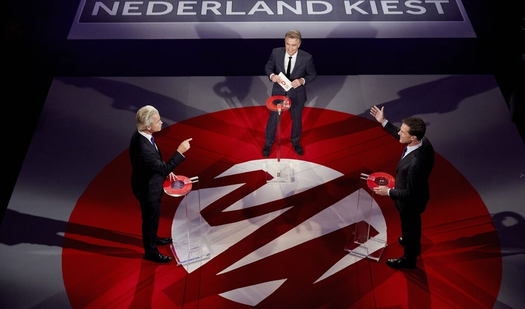 PVV-fractievoorzitter Geert Wilders en Mark Rutte tijdens een debat in 2017. (beeld anp / Martijn Beekman)