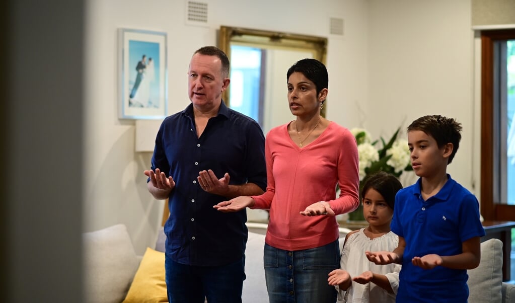 Australische rooms-katholieken volgen via een livestream een mis bij in Sydney. Het is onduidelijk hoeveel Australische christenen het AstraZeneca-vaccin zullen weigeren omdat ze de wetenschappelijke methode omstreden vinden. (beeld Epa/joel Carrett Australia and new Zealand out)