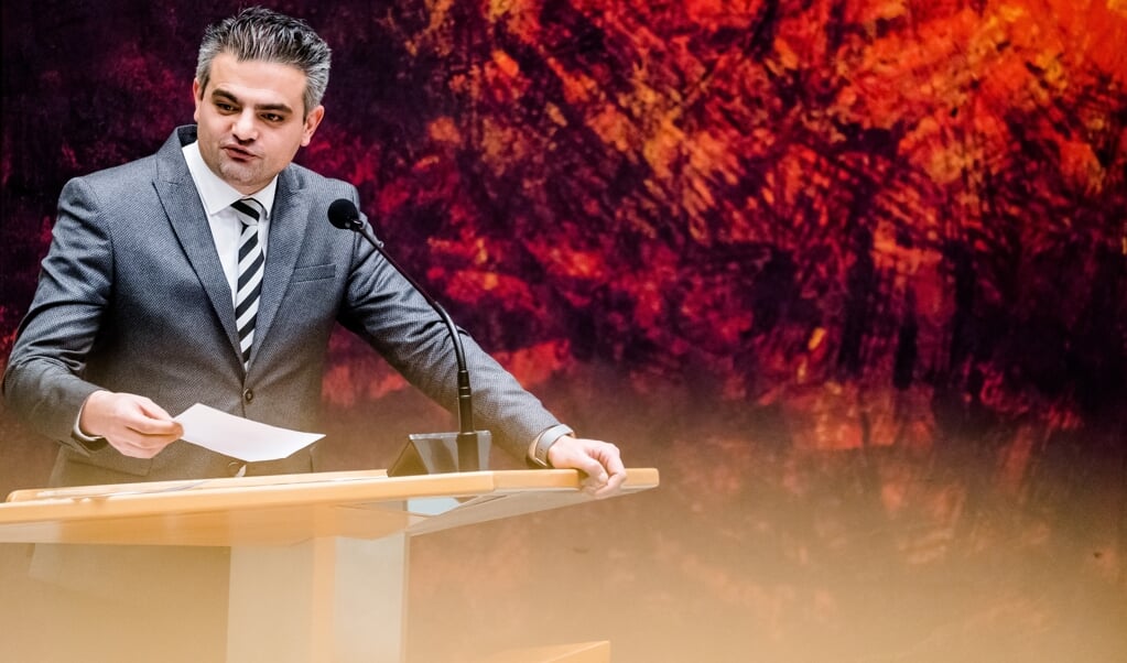 Tunahan Kuzu (DENK) tijdens het plenair debat in de Tweede Kamer over de ontwikkelingen rondom het coronavirus. (beeld anp / Bart Maat)