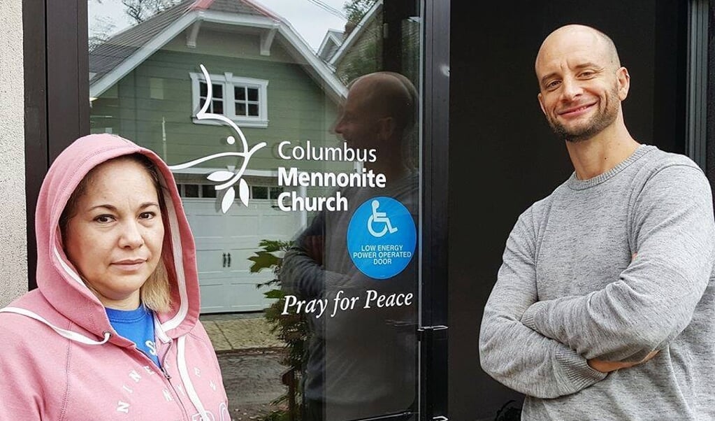 Edith Espinal en Joel Miller voor het gebouw van de doopsgezinde Columbus Mennonite Church. (beeld nd)