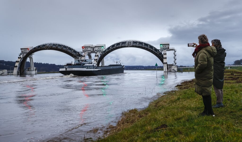 Rijkswaterstaat heeft de stuwen in de Nederrijn-Lek bij Driel opengezet. (beeld anp / Vincent Jannink)