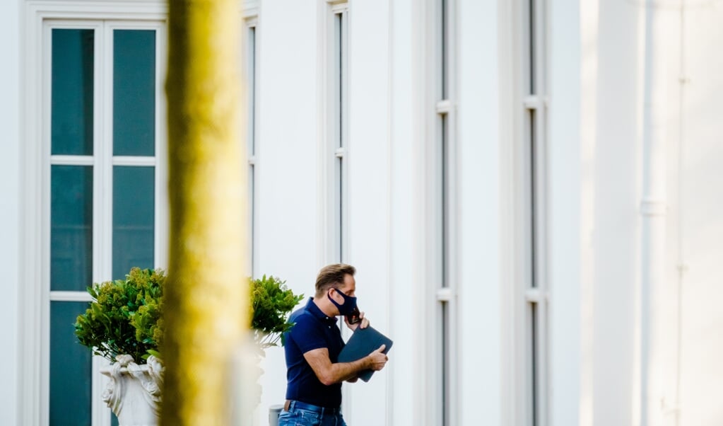 Hugo de Jonge arriveert bij het Catshuis voor het overleg tussen voormalig ministers van het demissionair kabinet en deskundigen over versoepeling van de lockdown. (beeld anp / Marco de Swart)