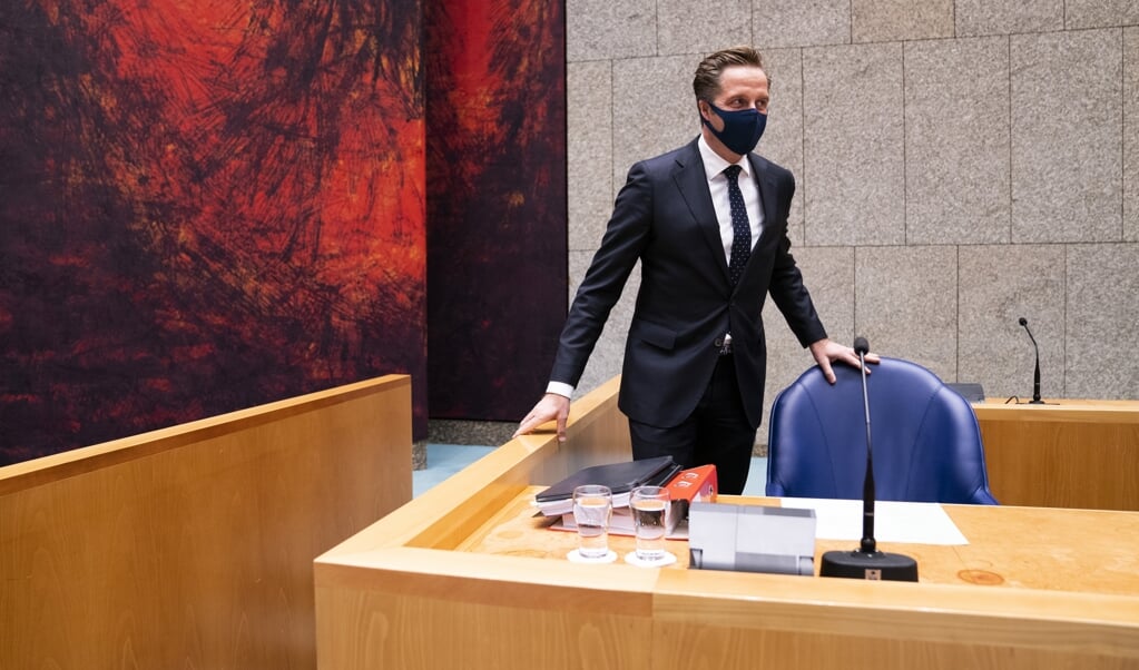 Demissionair minister Hugo de Jonge in de Tweede Kamer tijdens een debat over de ontwikkelingen rondom het coronavirus. 'Juist omdat crisissituaties steeds complexer worden, vereist het leiderschap en professionaliteit.' (beeld anp / Bart Maat)
