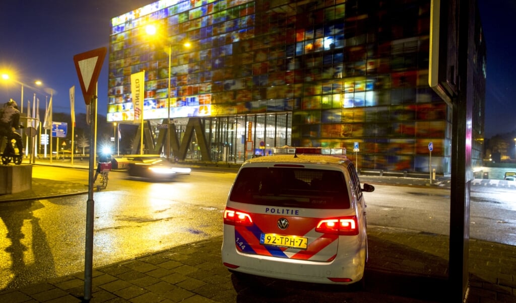 Beveiliging bij de ingang van het Mediapark in Hilversum, de ochtend nadat Tarik Z. in 2015 de studio van de NOS binnendrong. (beeld anp / Jerry Lampen)