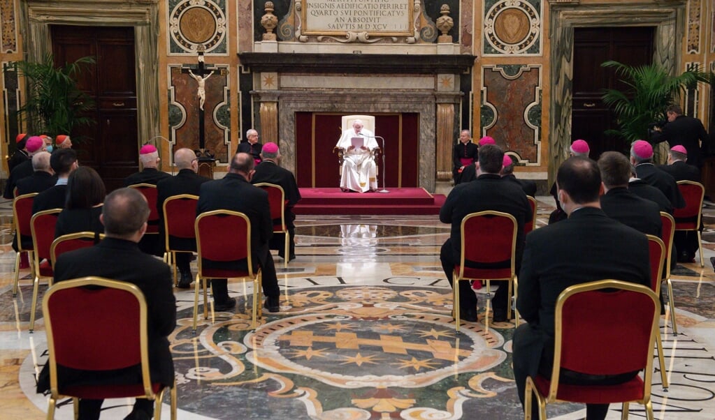 Paus Franciscus tijdens zijn toespraak tot de medewerkers van het catechesedepartement van de Italiaanse bisschoppenconferentie. (beeld epa / vatican media )