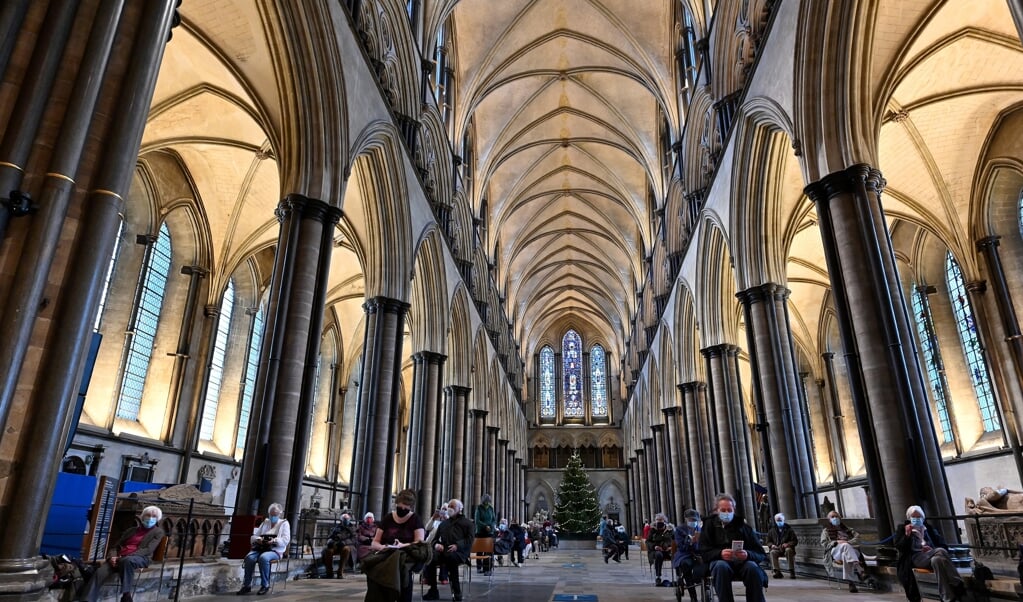 In de kathedraal van Salisbury, zuid-west Engeland, zitten mensen op veilige afstand van elkaar nadat ze gevaccineerd zijn tegen het coronavirus. (beeld afp / Justin Tallis)
