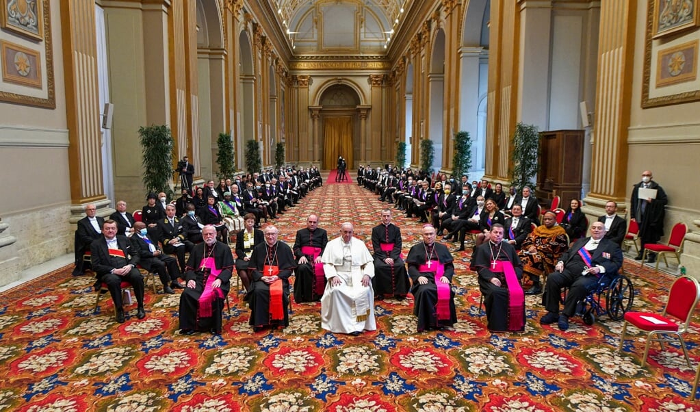 Paus Franciscus (midden) en kardinaal Pietro Parolin (tweede van links, naast de paus) tijdens de ceremonie met ambassadeurs bij de Heilige Stoel, waaronder de ambassadeur van het Koninkrijk der Nederlanden, Caroline Weijers. (beeld afp / Vatican Media )